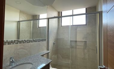 Venta departamento de 161 m2 de 3 dormitorios en Nayón
