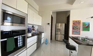 Casa con Alberca, Vista al Golf y Paneles Solares en venta en Bosque Real – 590 m²