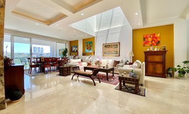 Casa con Alberca, Vista al Golf y Paneles Solares en venta en Bosque Real – 590 m²