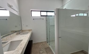 Hermosa Casa  una sola planta en Privada Yucatán Countty Club en Mérida, Yucatán
