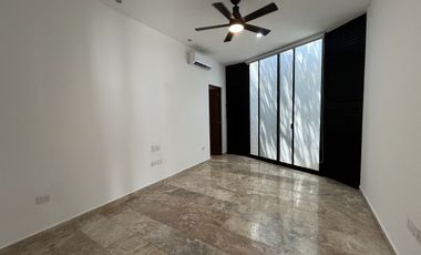 Hermosa Casa  una sola planta en Privada Yucatán Countty Club en Mérida, Yucatán