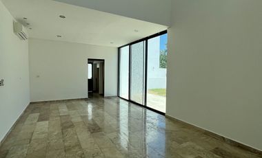 Hermosa Casa  una sola planta en Privada Yucatán Countty Club en Mérida, Yucatán