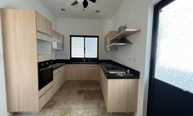 Hermosa Casa  una sola planta en Privada Yucatán Countty Club en Mérida, Yucatán