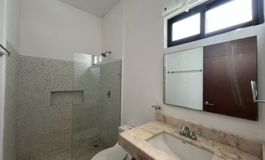 Hermosa Casa  una sola planta en Privada Yucatán Countty Club en Mérida, Yucatán