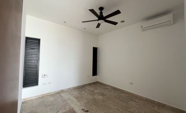Hermosa Casa  una sola planta en Privada Yucatán Countty Club en Mérida, Yucatán