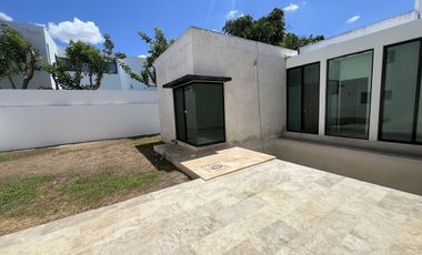 Hermosa Casa  una sola planta en Privada Yucatán Countty Club en Mérida, Yucatán