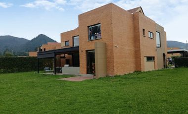 VENDO GRANDIOSA CASA EN REFUGIO DEL VALLE LA CALERA