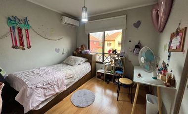 Amplia casa 6D 3B en condominio en Huechuraba