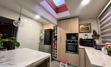 Amplia casa 6D 3B en condominio en Huechuraba
