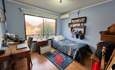 Amplia casa 6D 3B en condominio en Huechuraba