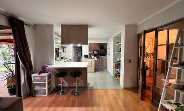 Amplia casa 6D 3B en condominio en Huechuraba