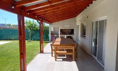 Casa en venta - 4 Dormitorios 3 Baños - Tigre