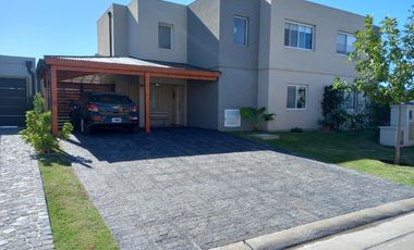 Casa en venta - 4 Dormitorios 3 Baños - Tigre