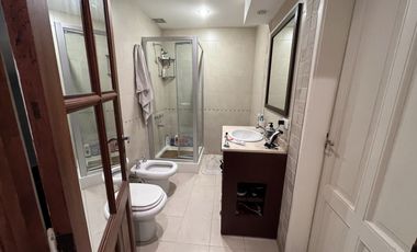 Casa impecable refaccionada   o terreno apto edificio