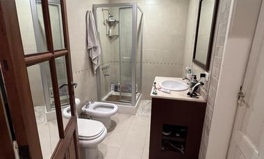 Casa impecable refaccionada   o terreno apto edificio