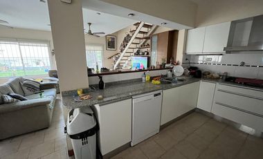 Casa impecable refaccionada   o terreno apto edificio