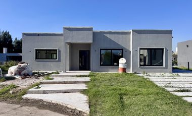Casa en  venta barrio Lagos de Canning