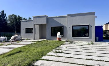 Casa en  venta barrio Lagos de Canning
