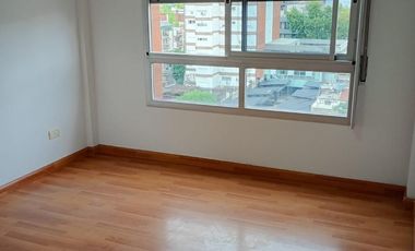 Venta departamento 2 ambientes con cochera en Morón.