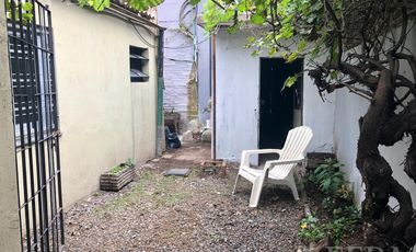 Venta de casa para dos familias con cochera en Monte Grande