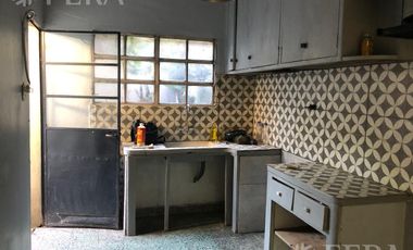 Venta de casa para dos familias con cochera en Monte Grande