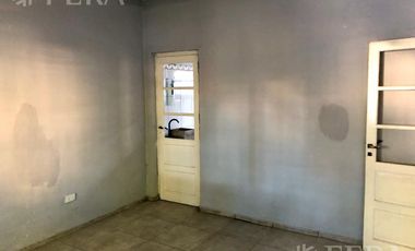 Venta de casa para dos familias con cochera en Monte Grande