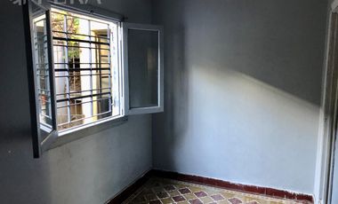 Venta de casa para dos familias con cochera en Monte Grande