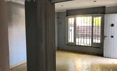 Venta de casa para dos familias con cochera en Monte Grande