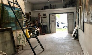 Venta de casa para dos familias con cochera en Monte Grande