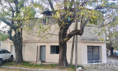 Venta de casa para dos familias con cochera en Monte Grande