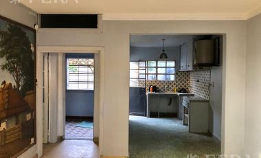 Venta de casa para dos familias con cochera en Monte Grande
