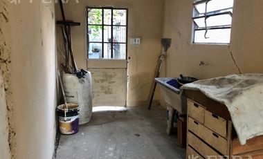 Venta de casa para dos familias con cochera en Monte Grande