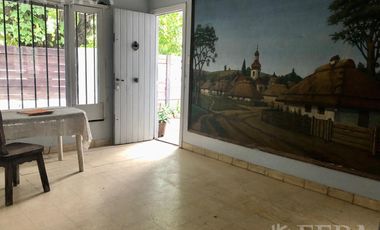 Venta de casa para dos familias con cochera en Monte Grande