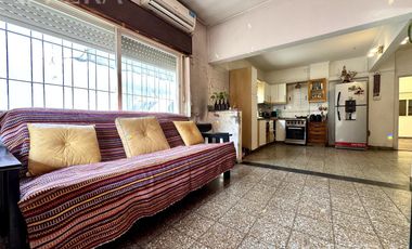 Venta de casa para dos familias con cochera en Wilde