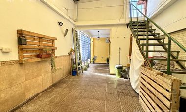 Venta de casa para dos familias con cochera en Wilde