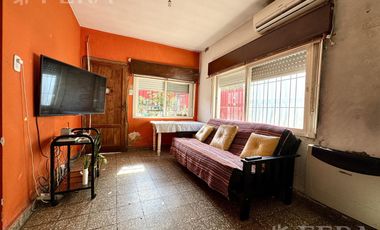 Venta de casa para dos familias con cochera en Wilde