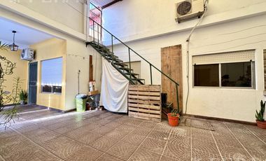 Venta de casa para dos familias con cochera en Wilde