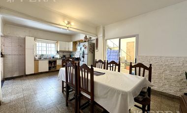 Venta de casa para dos familias con cochera en Wilde
