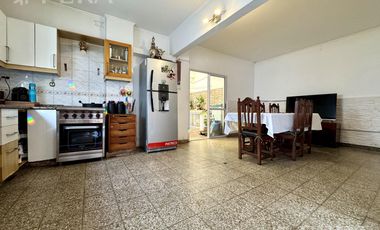 Venta de casa para dos familias con cochera en Wilde