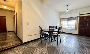 Venta de casa para dos familias con cochera en Wilde
