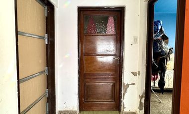Venta de casa para dos familias con cochera en Wilde