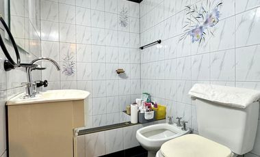 Venta de casa para dos familias con cochera en Wilde