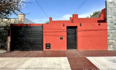 Venta de casa para dos familias con cochera en Wilde