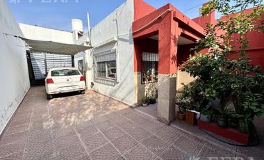 Venta de casa para dos familias con cochera en Wilde
