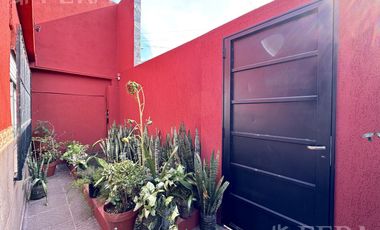 Venta de casa para dos familias con cochera en Wilde