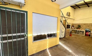 Venta de casa para dos familias con cochera en Wilde
