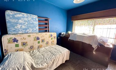 Venta de casa para dos familias con cochera en Wilde