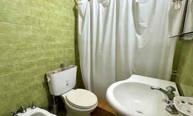 Venta de casa para dos familias con cochera en Wilde