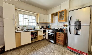 Venta de casa para dos familias con cochera en Wilde