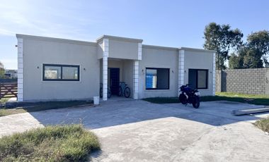 Casa en  venta barrio Lagos de Canning